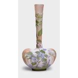 Solifleur-Vase mit Hortensiendekor, Gallé 1904-1914. Farbloses Glas, innen rosé u. aussen grün/