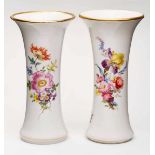 Paar Stangenvasen, Meissen 19./ Anf. 20. Jh. Bunte Blumenbouquets m. Goldrand. Aus- schwingende