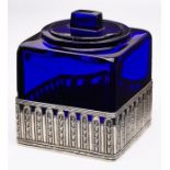 Teedose, Böhmen um 1900. Kobaltblaues Glas, 800er Silber. Viereckige Wandung m. rd. Deckel. Unten