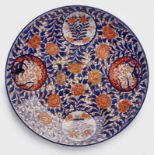 Große Imari-Platte, Japan um 1860/70. Wandung dicht in blau, orange, rot u. gold durchmustert m. 4