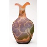 Kl. Vase, Gallé um 1904-14. Farbloses Glas, innen rosé u. aussen grün-violett überfangen.