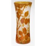 Gr. Vase, Daum Nancy um 1900. Milchiges Glas, aussen gelb/ braun/ grün über- fangen. Hohe