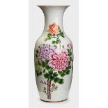 Große Vase, China 20. Jh. Porzellan m. buntem Schmelzfarbendekor. Amphore m. weit ausschwingender