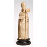 Gr. Bischofsfigur, 19. Jh. Elfenbein, geschnitzt, fein graviert u. gebräunt. Standfigur in langem