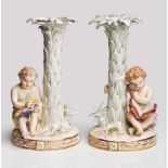 Paar Leuchter, Meissen um 1860. Je palmenförm. Schaft m. v. Blättern gebildeten Tüllen auf Rd.fuß m.