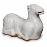 Keramikfigur "Sitzender Widder", China 20. Jh. Weiß glasiert. Glasur m. Krakelee. H 15,5, L 21 cm
