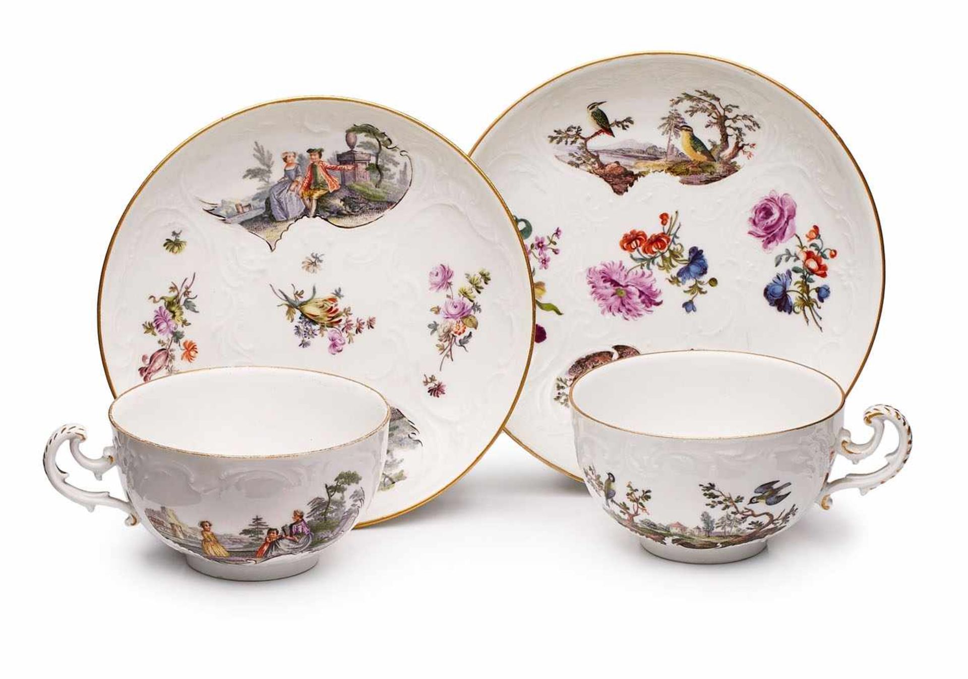 Paar Tassen mit UT, Meissen um 1750. Halbkugelige Tassen m. Rocaillenhenkel, gemuldete UT. Je m.