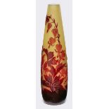 Solifleur-Vase, Gallé um 1910. Milchiges Glas, innen gelb u. aussen rot über- fangen. Schlanke, im