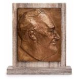 Bildreliefplatte "Porträt Franklin D. Roosevelt", Ludmila Vojirova (geb. 1919). Auf hellgrauem