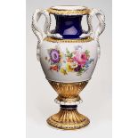 Schlangenhenkelvase, Meissen um 1900. Amphore m. auf Schulterhöhe ansetzenden u. zu Henkeln