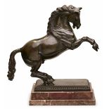 Bronze im Renaissance-Stil, "Steigendes Pferd", 19. Jh. Dunkel patiniert. Auf d. Hinterbeinen