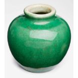 Kl. kugelige Vase, China wohl Anf. 19. Jh. Porzellan m. grüner Glasur. Kugelform m. wulstiger Lippe.