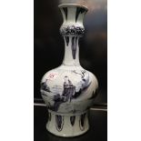 Knoblauchvase Delft, 1. Hälfte 18. Jh. Fayence mit Chinesen in Landschaft, Blaumalerei, oben etwas