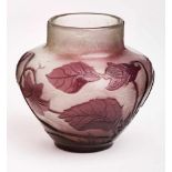 Kleine bauchige Vase, Gallé um 1905-10. Farbloses Glas. Lilafarbener geätzter Überfang m.