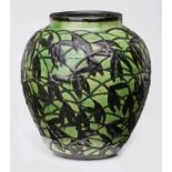 Vase, Max Laeuger um 1920. Roter Scherben, grün glasiert, schw. Schlicker- Überdekor. Kugelige Form,