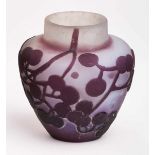 Kleine bauchige Vase, Gallé 1905-10. Farbloses Glas m. matt geätztem dunkellila Überfang m.