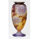 Vase mit Hibiskusblüten, Gallé um 1910. Farbloses Glas, innen gelb u. aussen blau-violett
