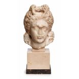 Heroine mit Kuhhörnern/ Kopf der Io., wohl Syrien 1.-2. Jh. n. Chr. Marmor, vollrd. gearbeitet.