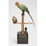 Papagei und Kanarienvogel auf Stange, wohl Wien um 1900. Bronze, farbig bemalt. 2-stöckige
