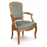 Louis-XV-Fauteuil, Frankreich um 1750. Buche massiv. Geschweiftes profil. Gestell m.