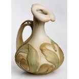 Vase mit Blütenkelch, Jugendstil, Amphora um 1900. Heller Scherben, in Grüntönen glasiert u. bemalt,