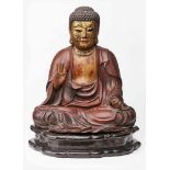 Sitzender Buddha, Japan wohl 18. Jh. Holz geschnitzt, farbig lackiert, partiell gold bemalt. Auf