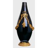 Gr. Vase, Empire-Stil, Frankreich um 1870. Dunkelblau glasierter Scherben in vergoldeter Bronze-