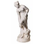 Figur "Badende", 19. Jh. Carrara-Marmor. Stehende weibliche Aktfigur, den li. Fuß auf einen