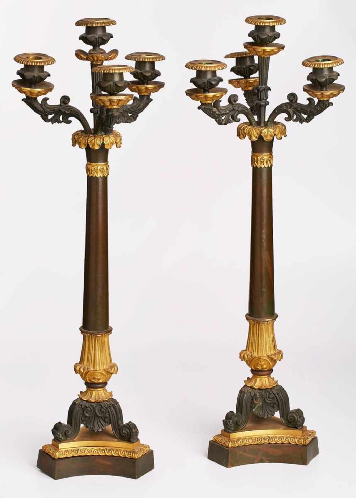 Paar 4-flammige Girandolen, Empire-Stil, Frankreich um 1860. Bronze, dunkel patiniert, partiell