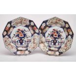 Paar Imari Teller, Japan 18. Jh. Goldstaffiert. Kobaltblaue 9-eckige Fahne m. 4 gr. Kartuschen,