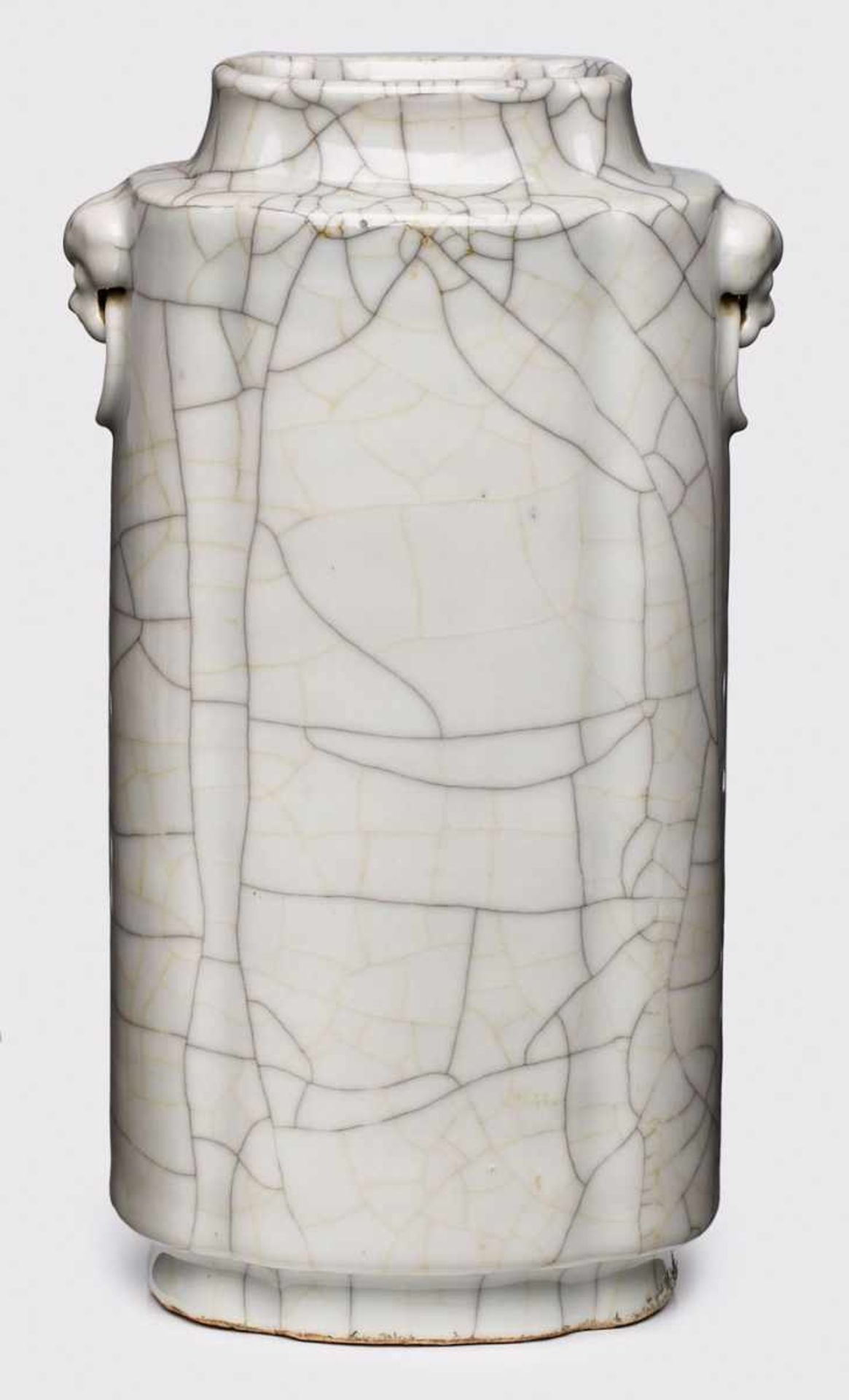 Große Vase, China wohl um 1900. Porzellan, weiss glasiert. Schlanke Röhrenform auf ovalem