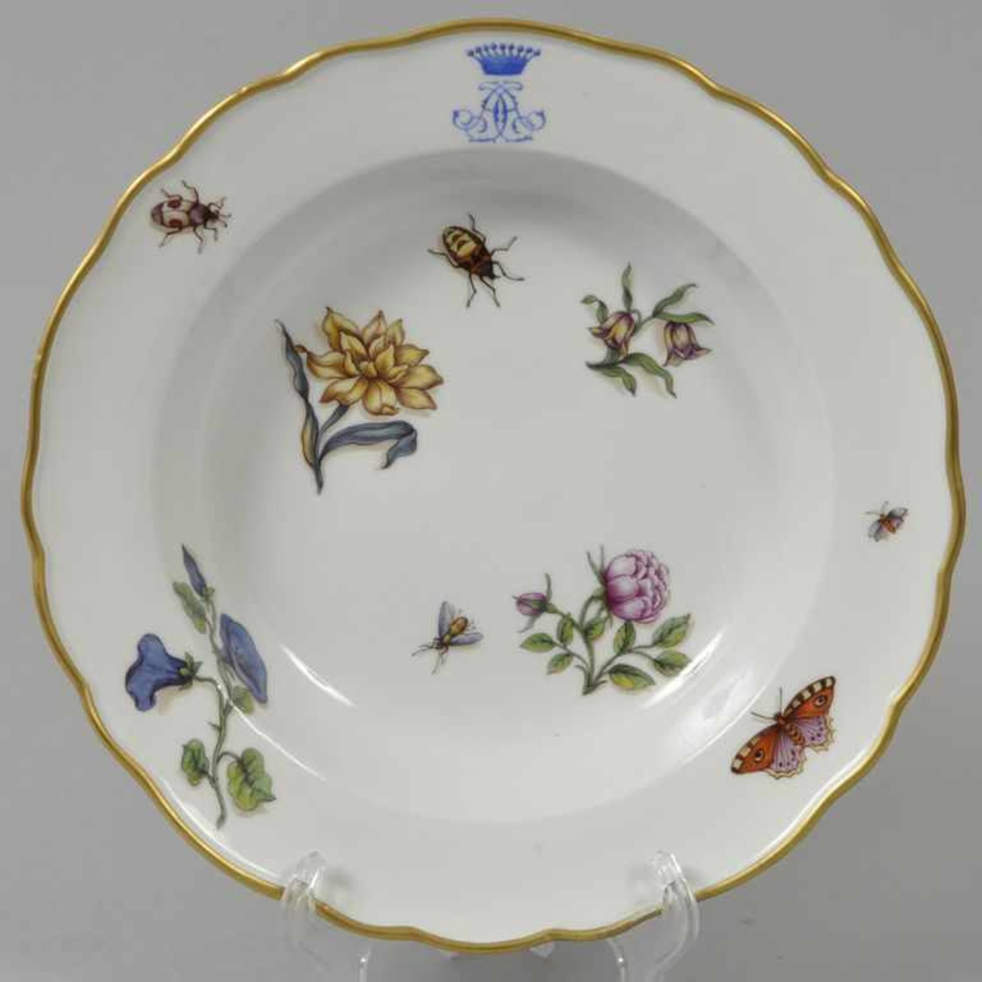 Tiefer Teller, Meissen, 2. H. 19. Jh. Neuer Ausschnitt, bemalt mit Holzschnitt-Blumen und -insekten,