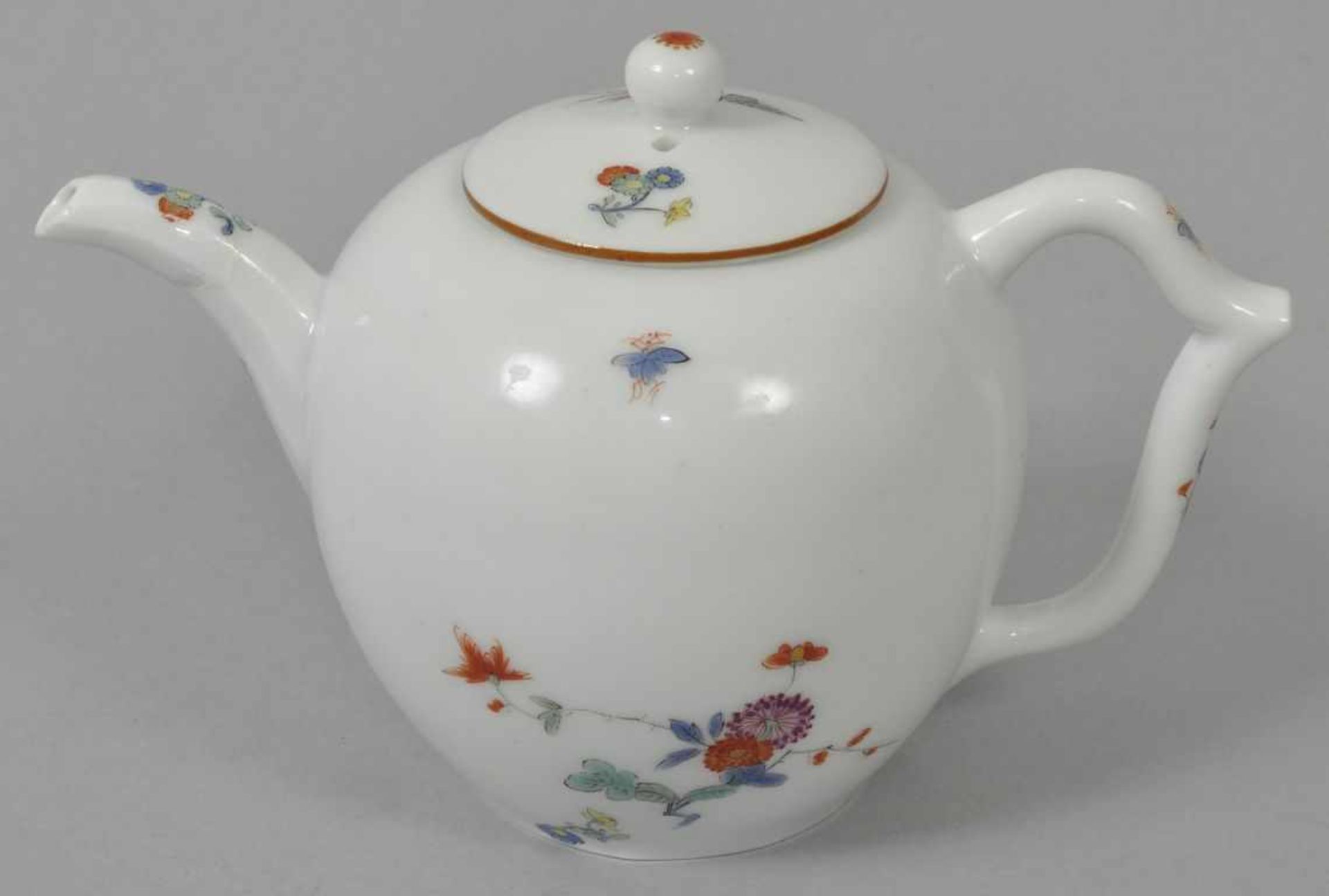 Kännchen, Meissen, 1. Drittel 18. Jh. Form mit J-Henkel und achtkantigem Ausguss. In polychromen