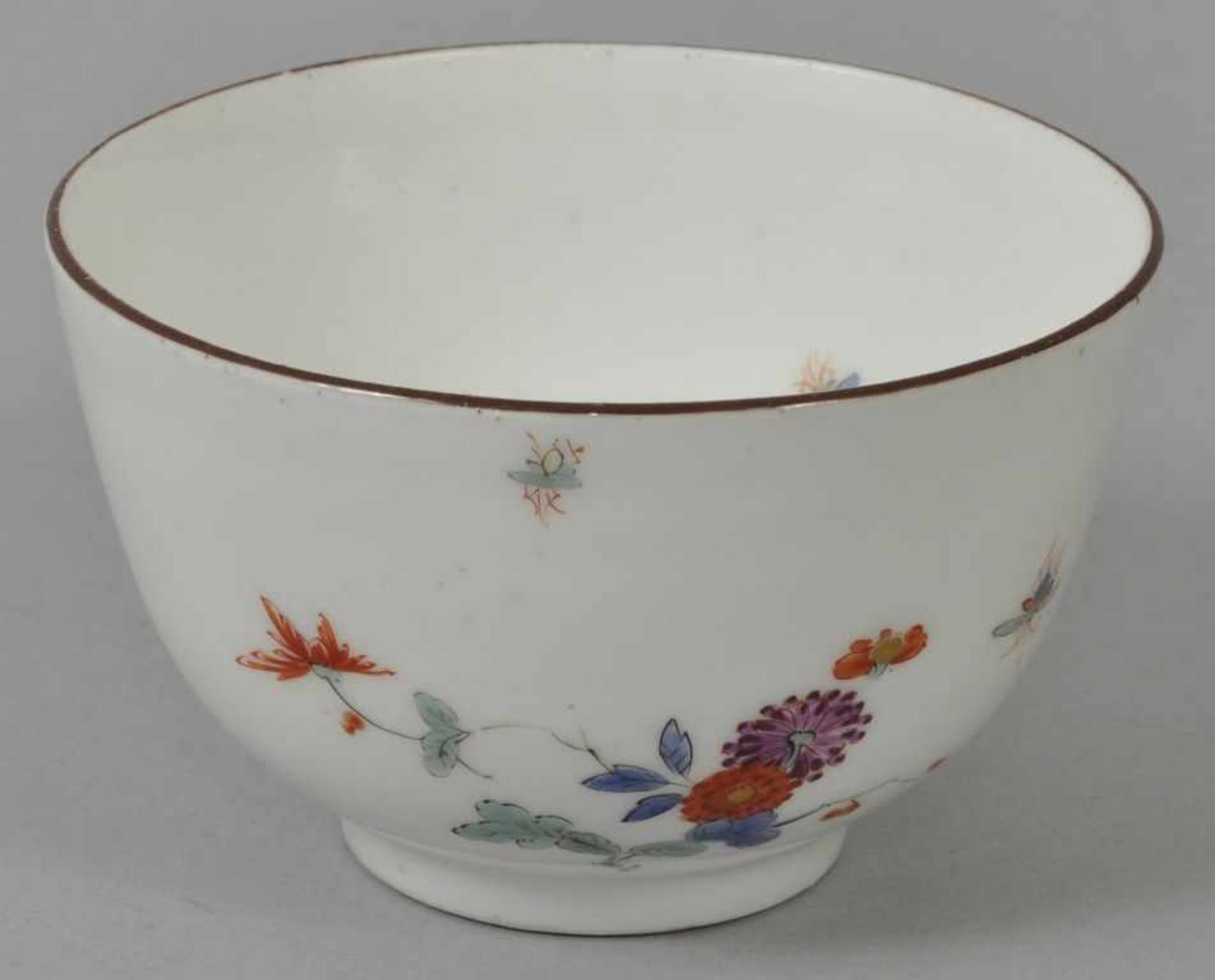 Koppchen mit Phönixdekor, Meissen, wohl um 1730 Becherform auf Standring. In polychromen