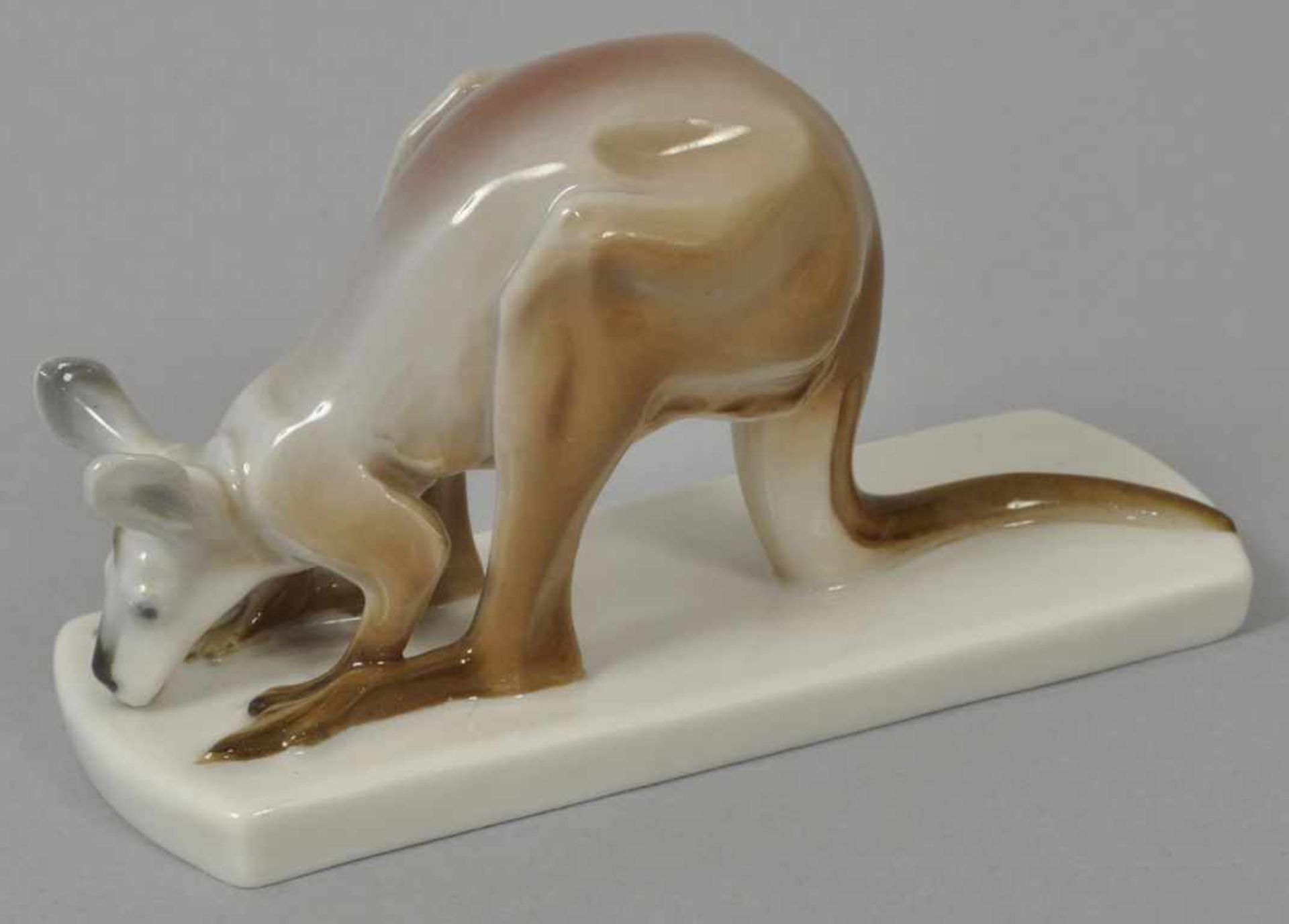 Bochmann, Max. Meissen 1874-1942 Känguruh, saufend. Modell 1905, zeitnahe Ausführung PM Meissen.