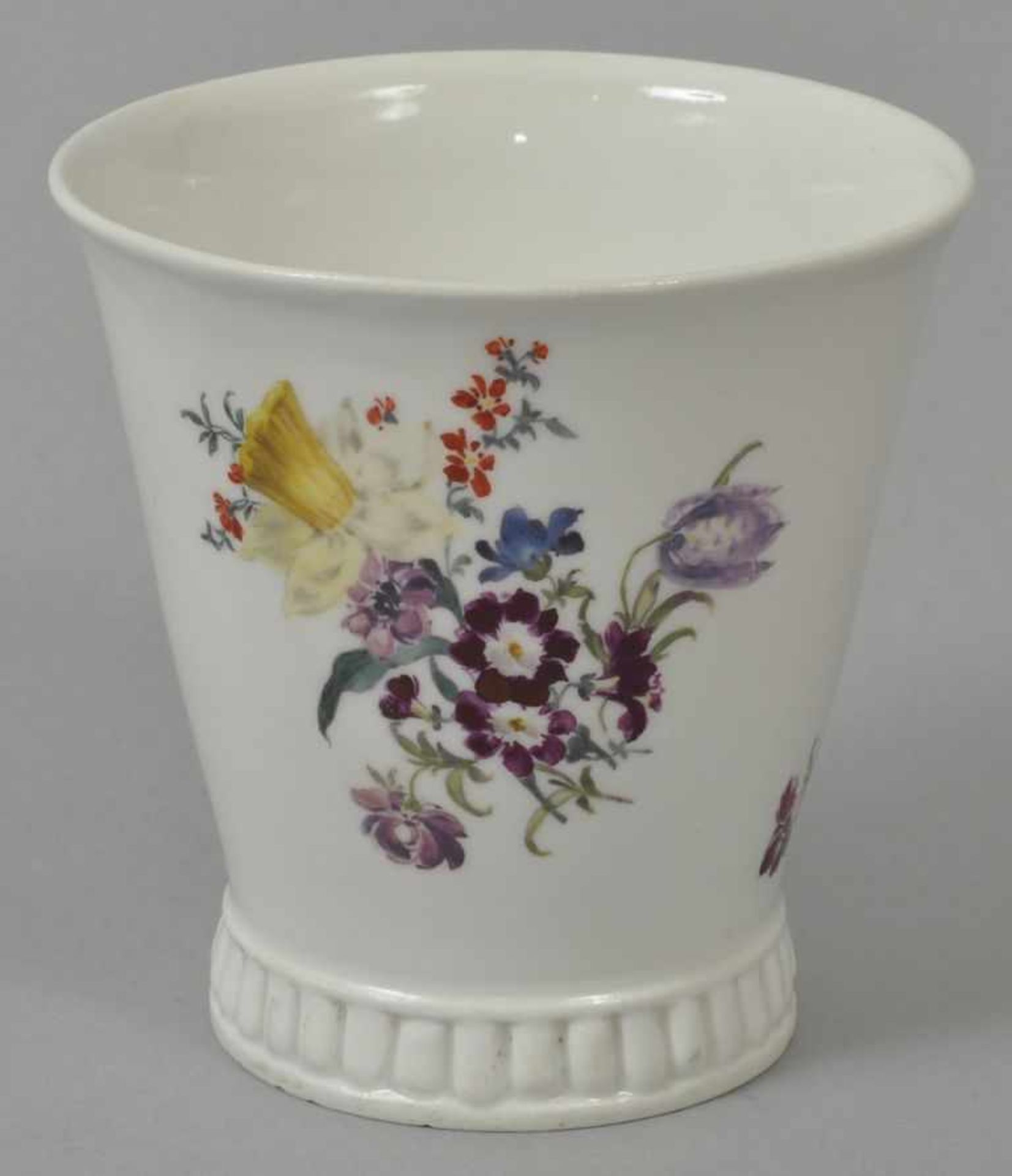 Becher, Meissen, ca. 1725-30 Konisch geweitete Form mit godroniertem Fußrand. Bemalung mit Bukett