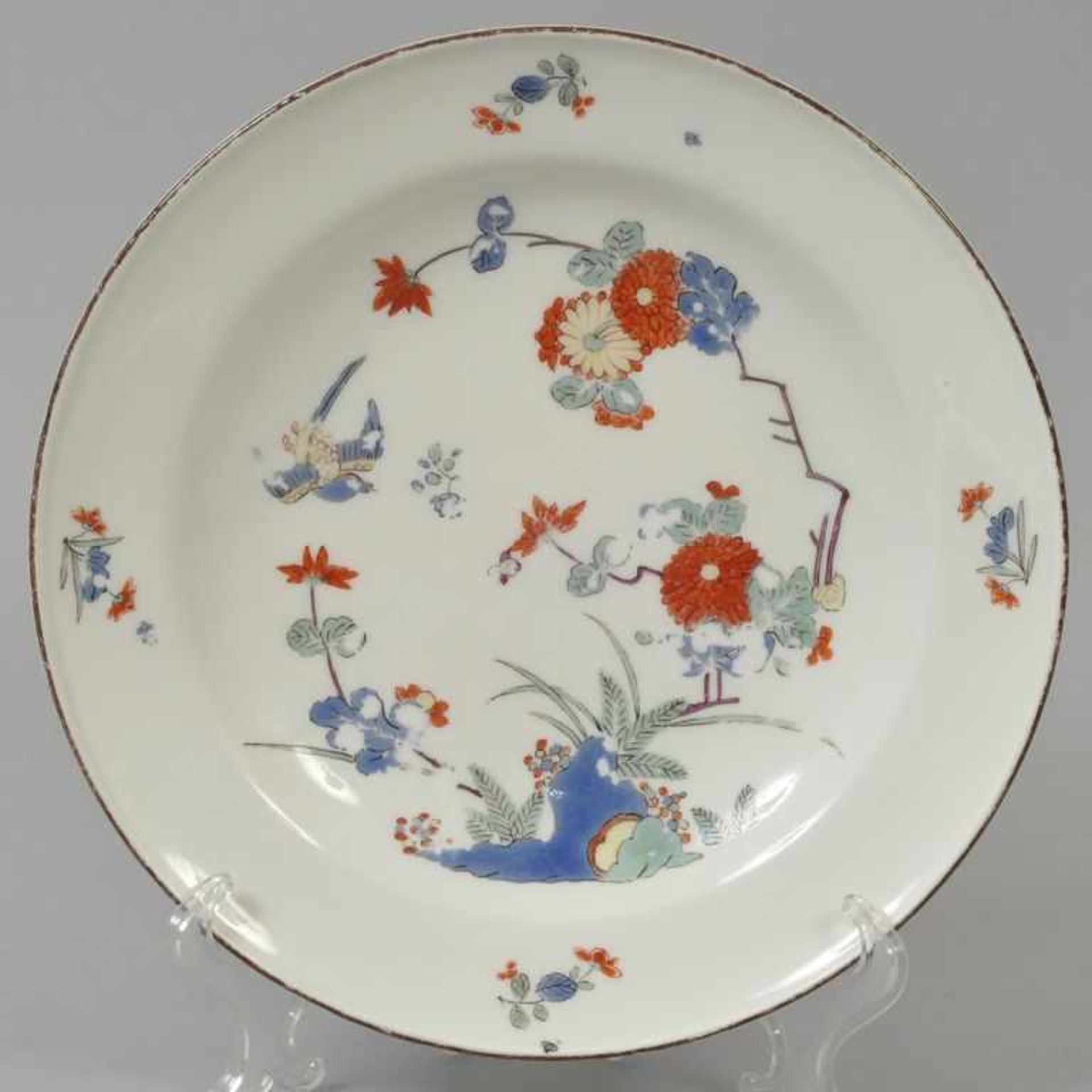 Teller, Meissen, ca. 1740 Glatte Randform, Bemalung in Eisenrot, Emailblau, Seegrün, Purpur, Gelb