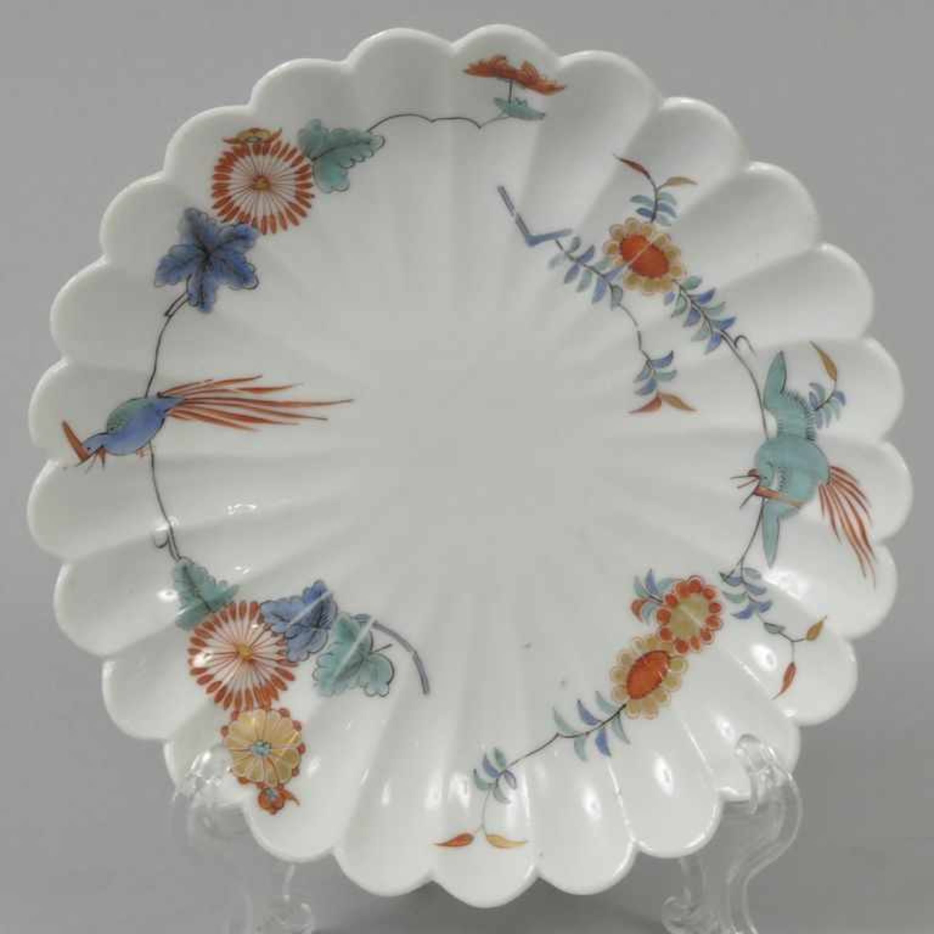 Schale mit Kakiemondekor, Meissen, 1. Drittel 18. Jh. Runde Form mit fächerartig gestalteter Wandung