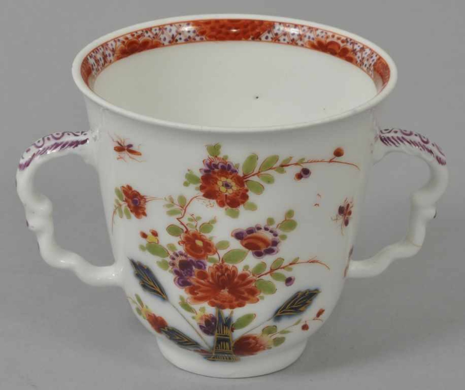 Doppelhenkelbecher, Meissen, 1730-35 Konisch geweitete Form mit leicht ausladendem Lippenrand auf - Image 2 of 3