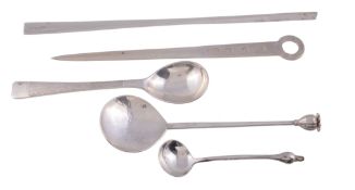 Five modern silver flatware or cutlery pieces,   comprising: a Court pattern spoon by Gerald