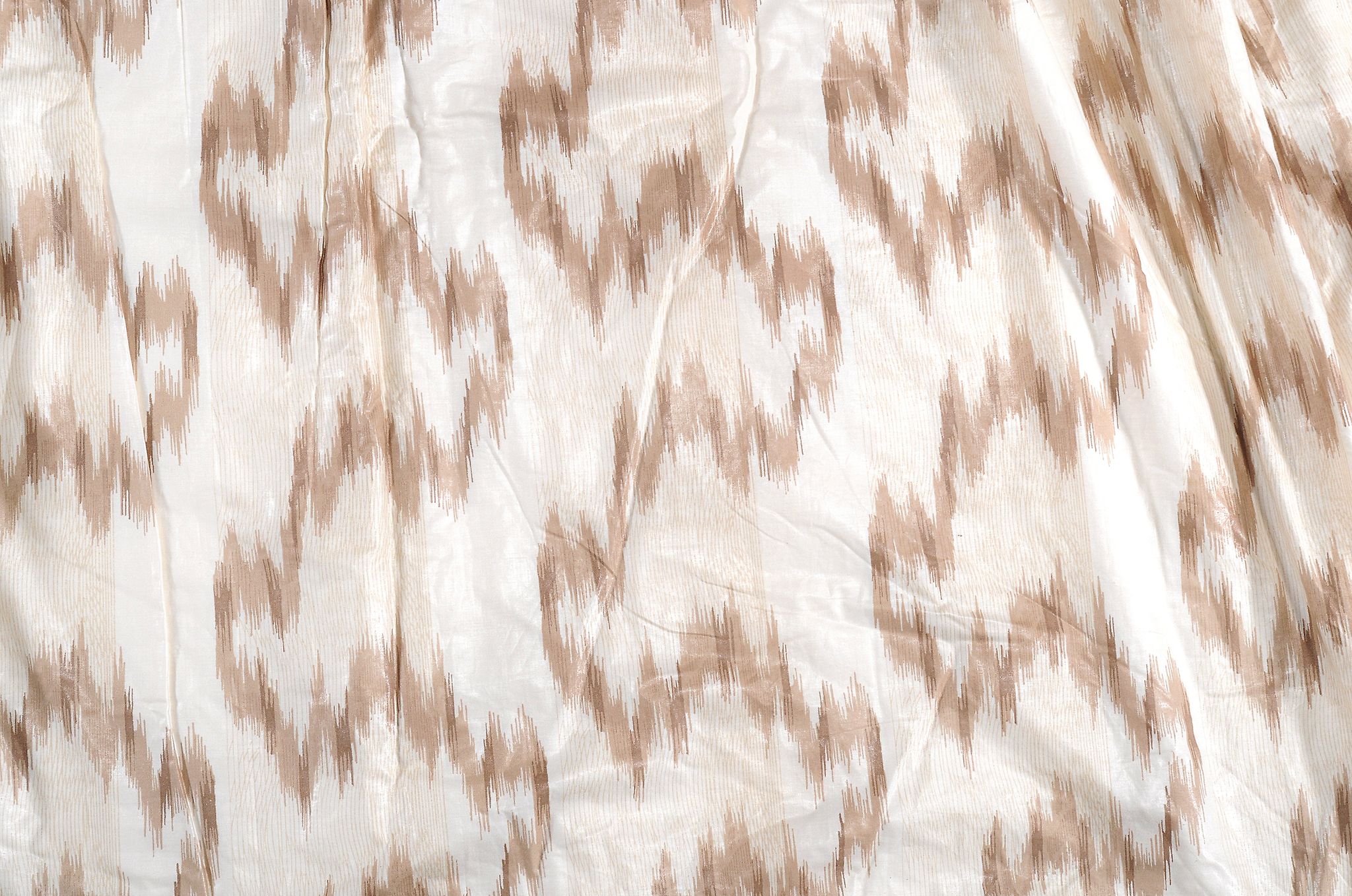 A pair of zig-zag brown chintz pattern curtains,   modern, lined and interlined, 230cm drop;   and - Image 4 of 4