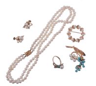 A small selection of cultured pearl jewellery, to include   A small selection of cultured pearl