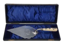 An Edwardian frosted silver presentation trowel by T.  &  J   An Edwardian frosted silver