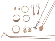 A small collection of gold jewellery, to include a diamond set ring   A small collection of gold