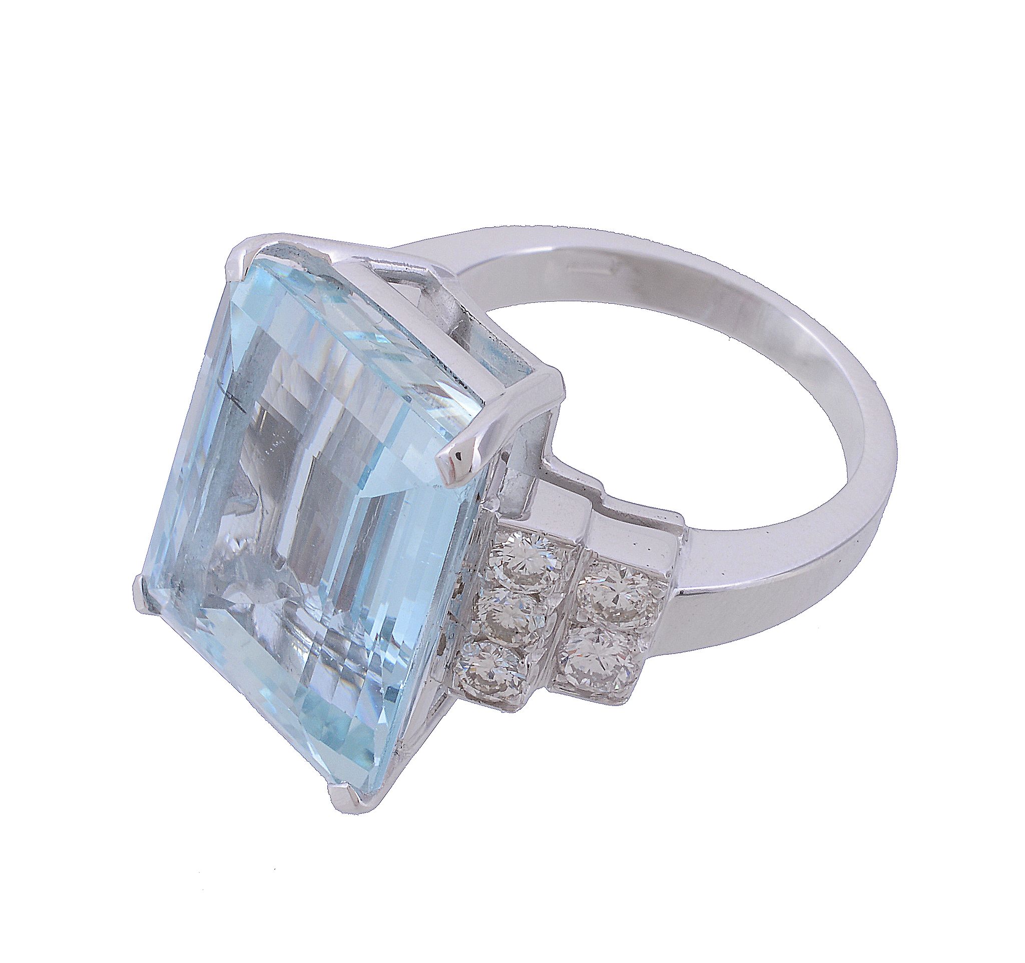 An aquamarine and diamond ring, the central rectangular cut aquamarine claw... An aquamarine and - Image 2 of 3