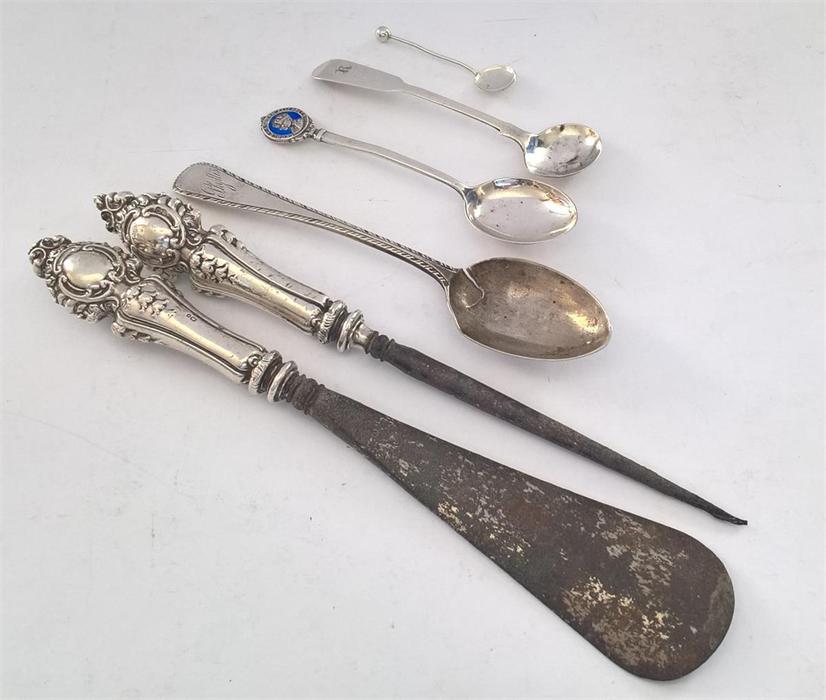Victorian silver handled shoe horn and button hook (missing hook), Birmingham 1899, together with