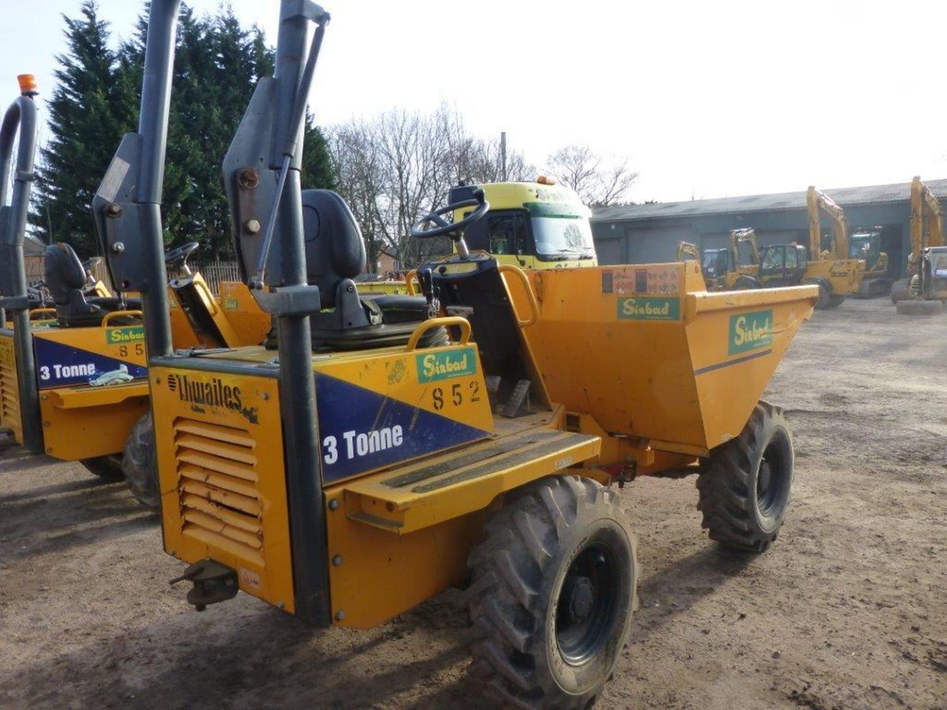 Thwaites 3-tonne articulated dumper (2007), indicated hours 777.9, weight 2010Kg, VIN no. - Image 3 of 5