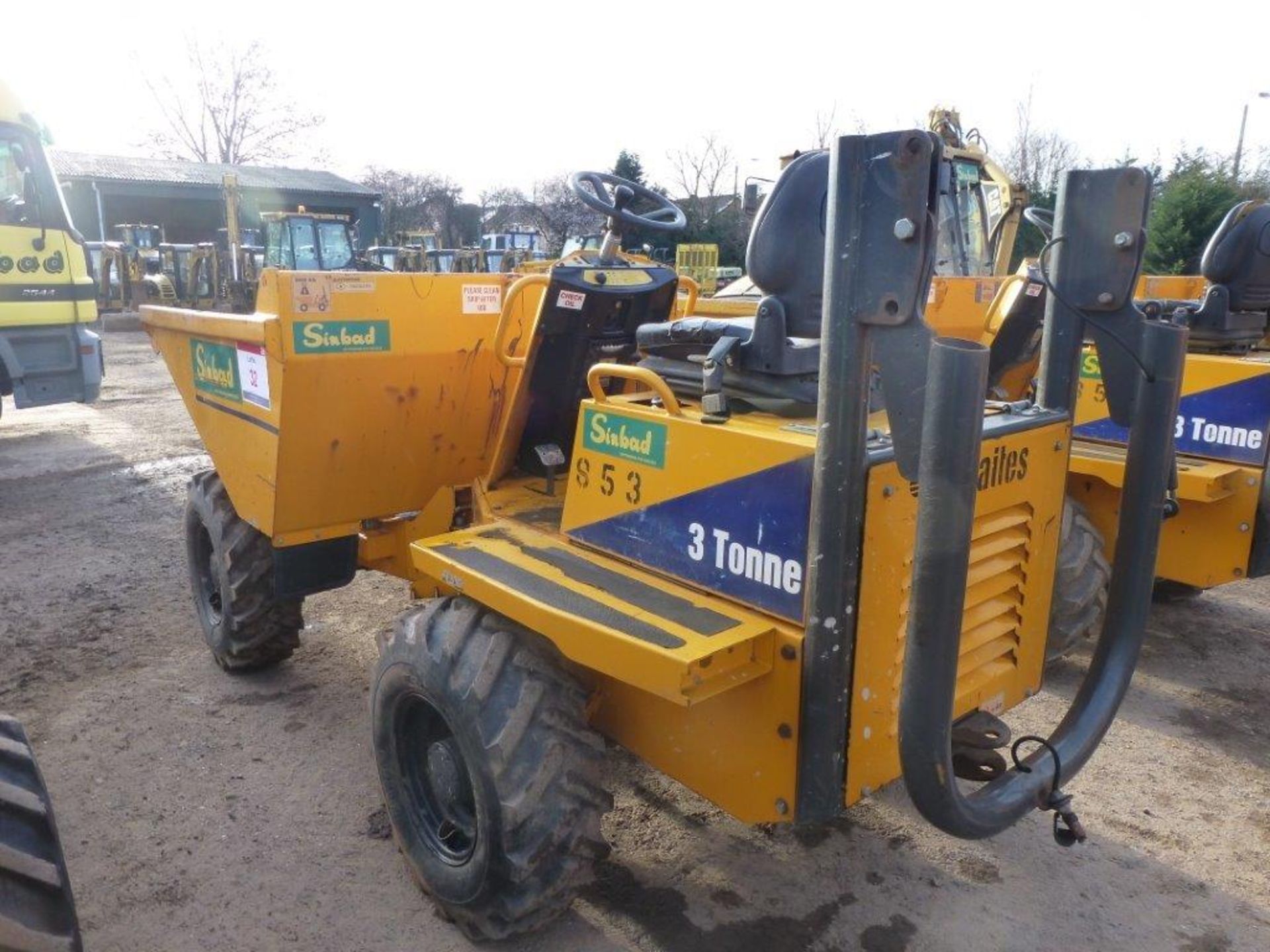 Thwaites 3-tonne articulated dumper (2007), indicated hours 693.2, weight 2010Kg, VIN no. - Image 2 of 5