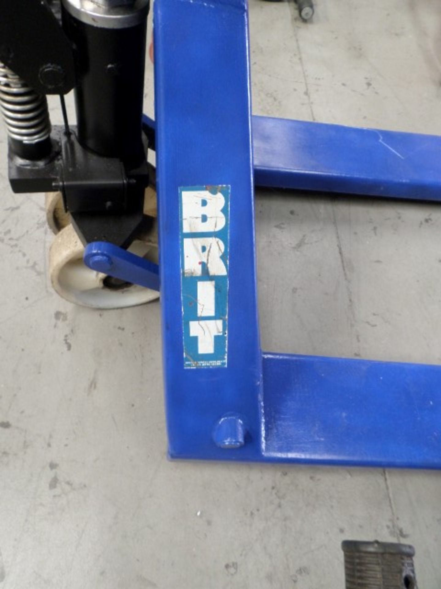 Brit hand operated hydraulic pallet truck - Image 2 of 2
