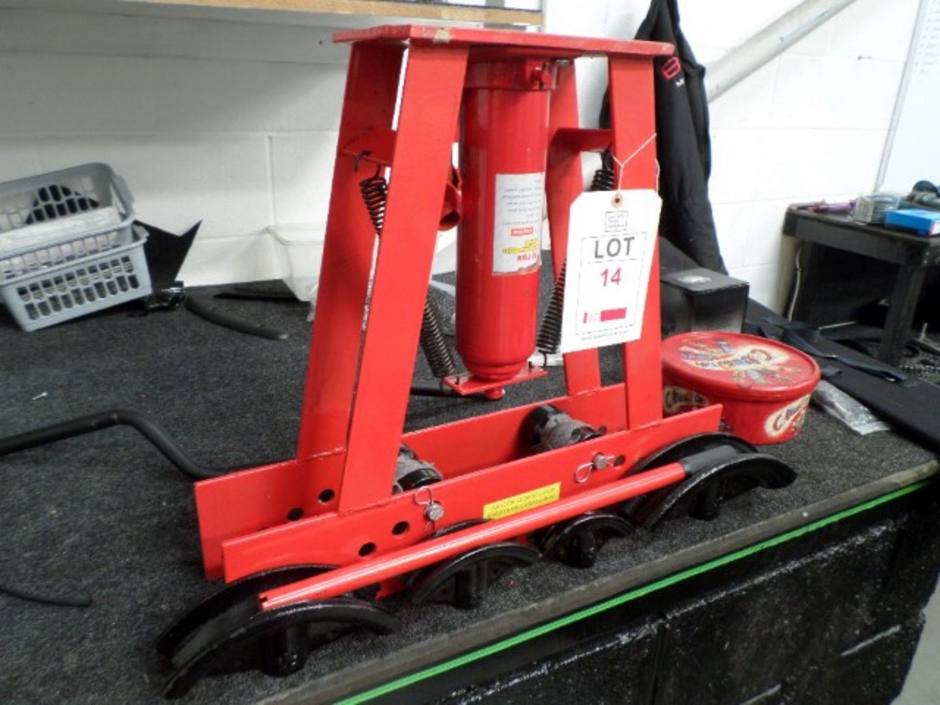 12-ton hand operated tube hydraulic bender with 4 assorted formers - Image 2 of 2